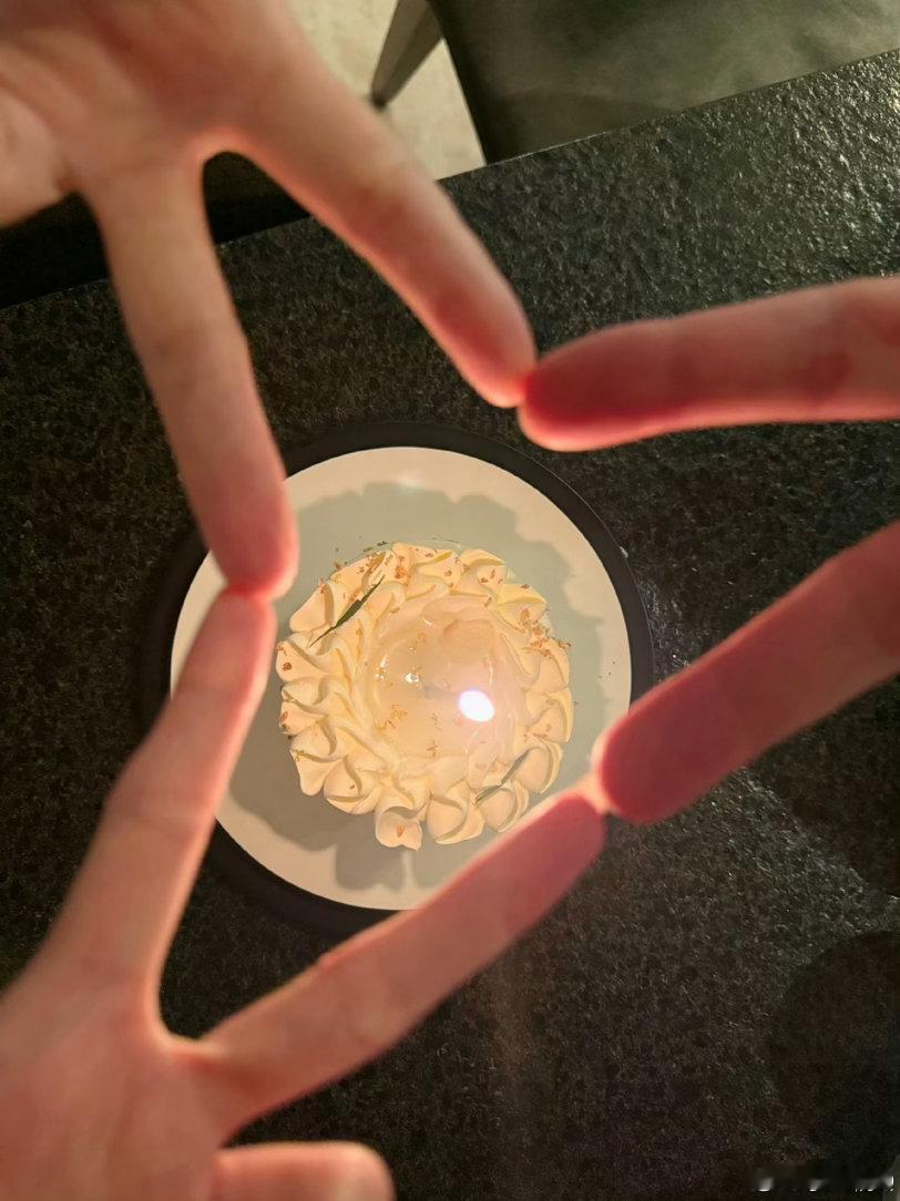 李一桐生日用了应援色网友催李一桐女推3水蓝色笼罩整个生日现场，专属应援色氛围感封