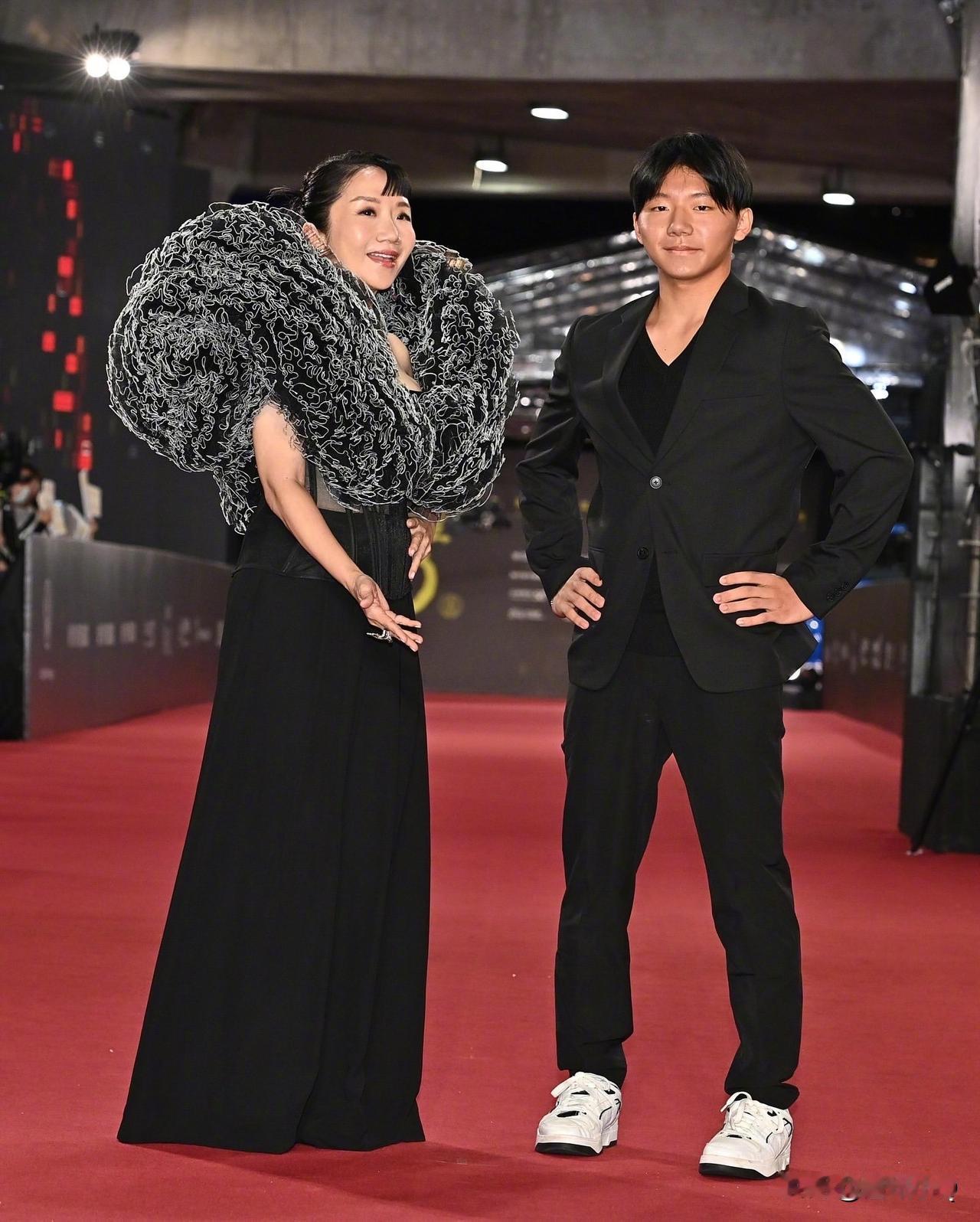 台媒这拍摄技术也是没谁了，金钟奖红毯上把陶晶莹和她儿子都拍成了五五分，儿子打扮得