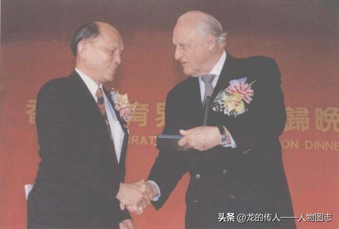霍英东与阿维兰热在香港体育界庆回归晚宴上。