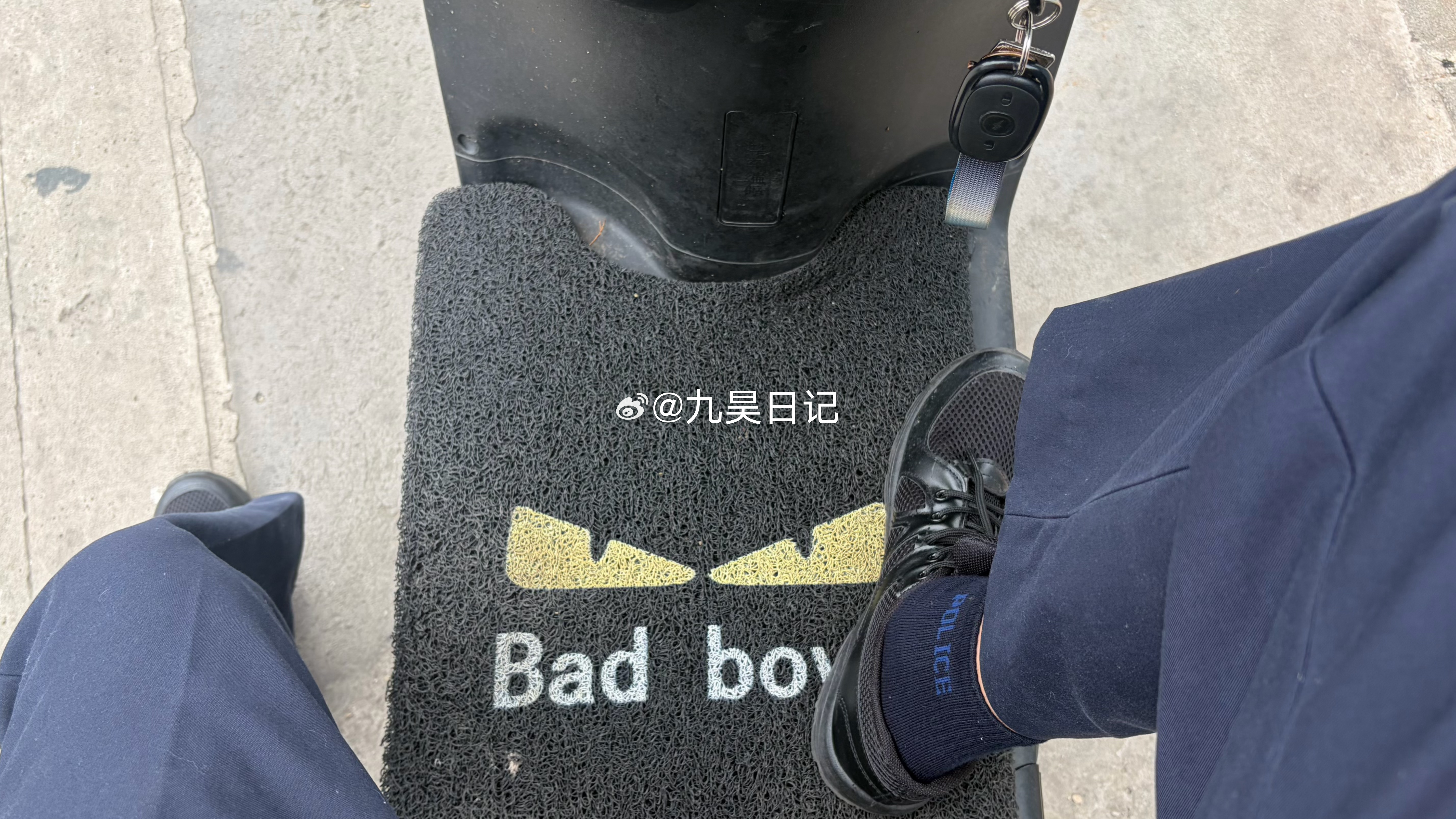 下班，买了卷毛喜欢的大杨梅，每个都跟乒乓球一样大