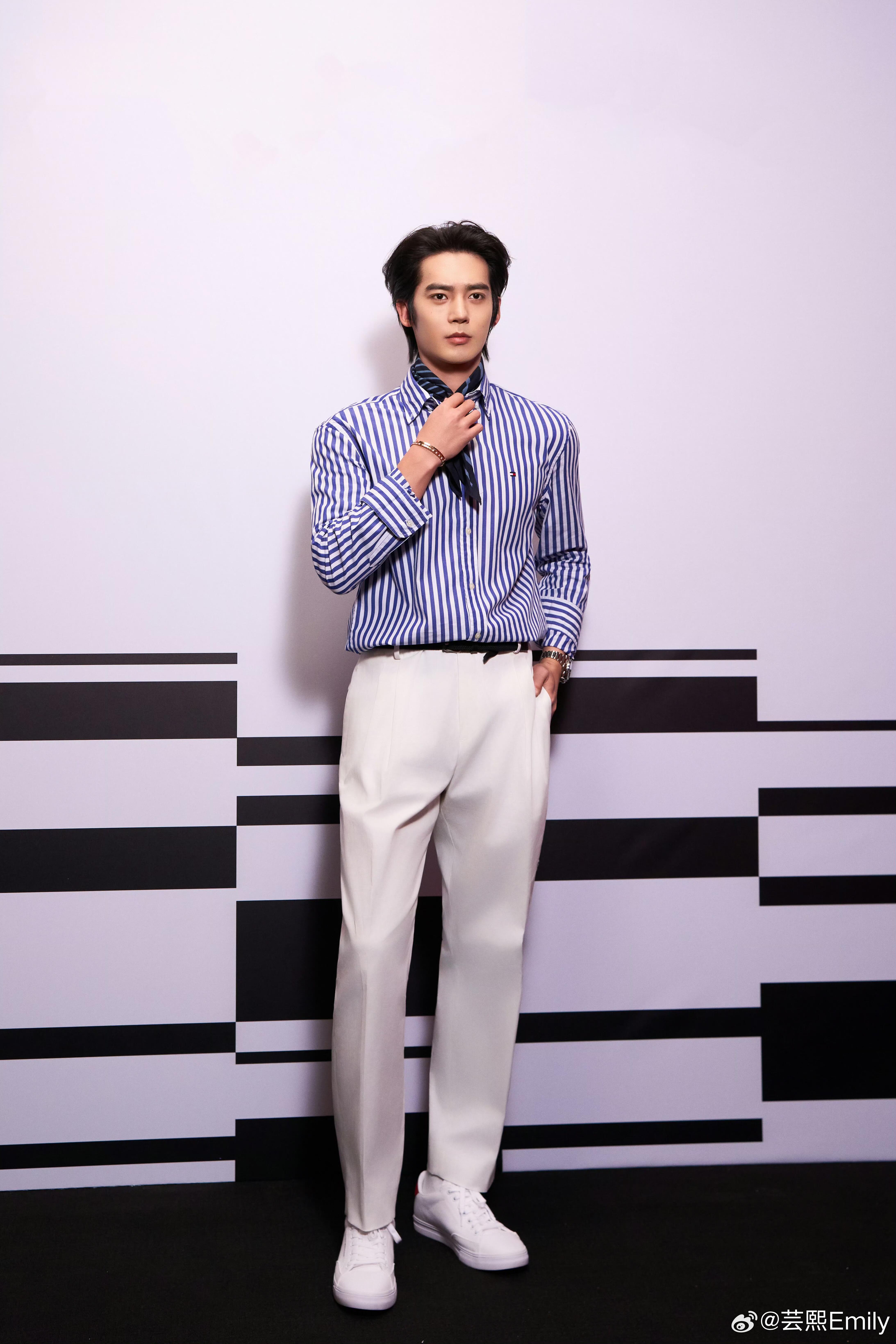于适F1活动造型，简约经典的条纹搭配·于适今日F1活动上身条纹衬衫和西裤搭配，佩