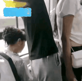 公交上这男的也太龌龊了！

   借着车晃用下体蹭女生，

   光天化日耍流氓