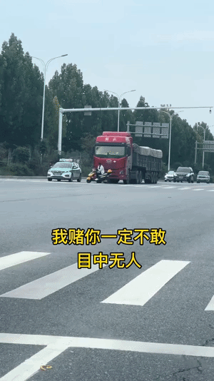 摩托车在大货车前“赌对方不敢”，可大货车的盲区有多可怕，多少事故就是这么来的！这