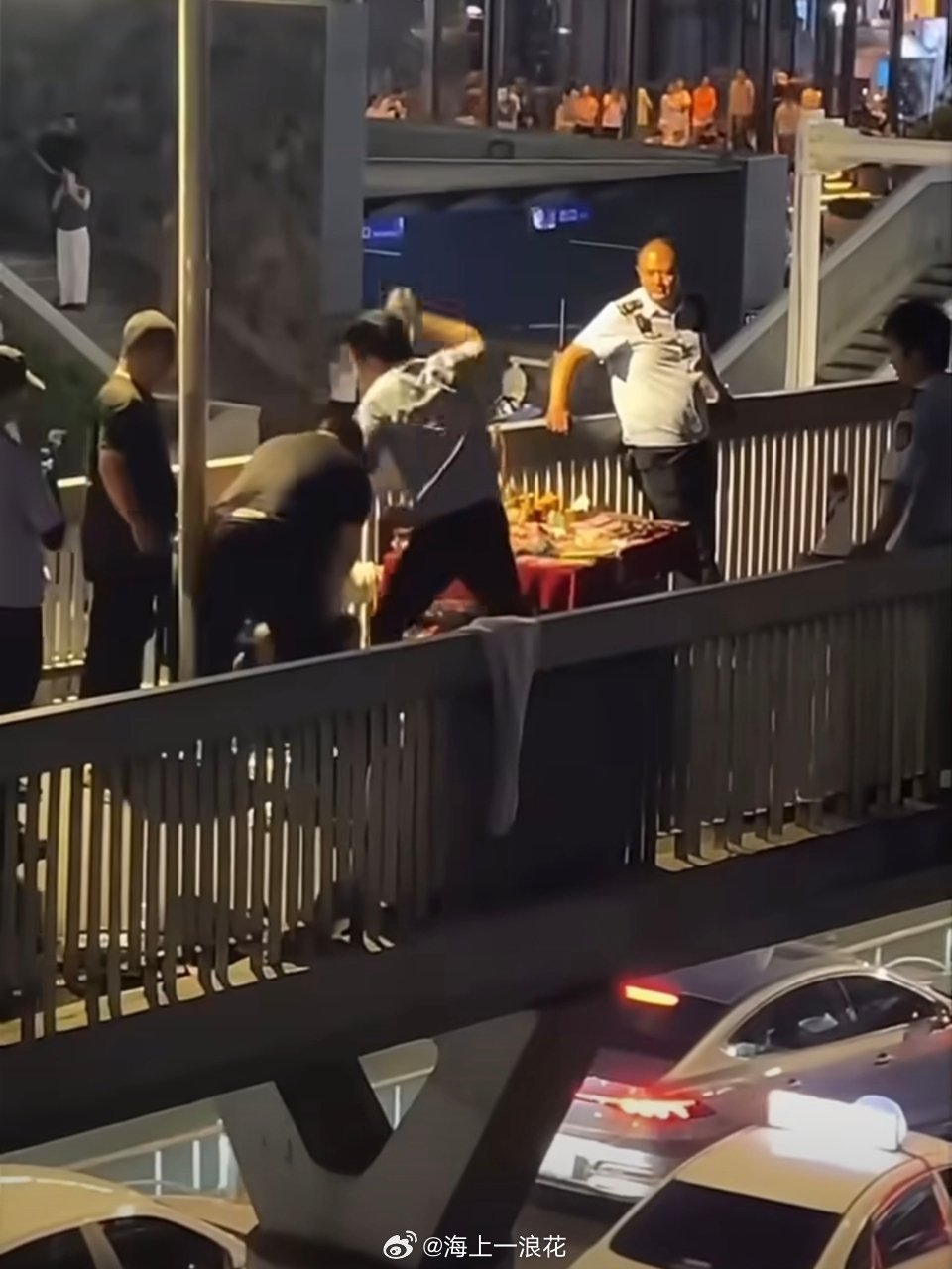 武汉天桥打人8月9日夜间，武汉司门口两名市容管理人员与占道摊贩发生激烈冲突，网传
