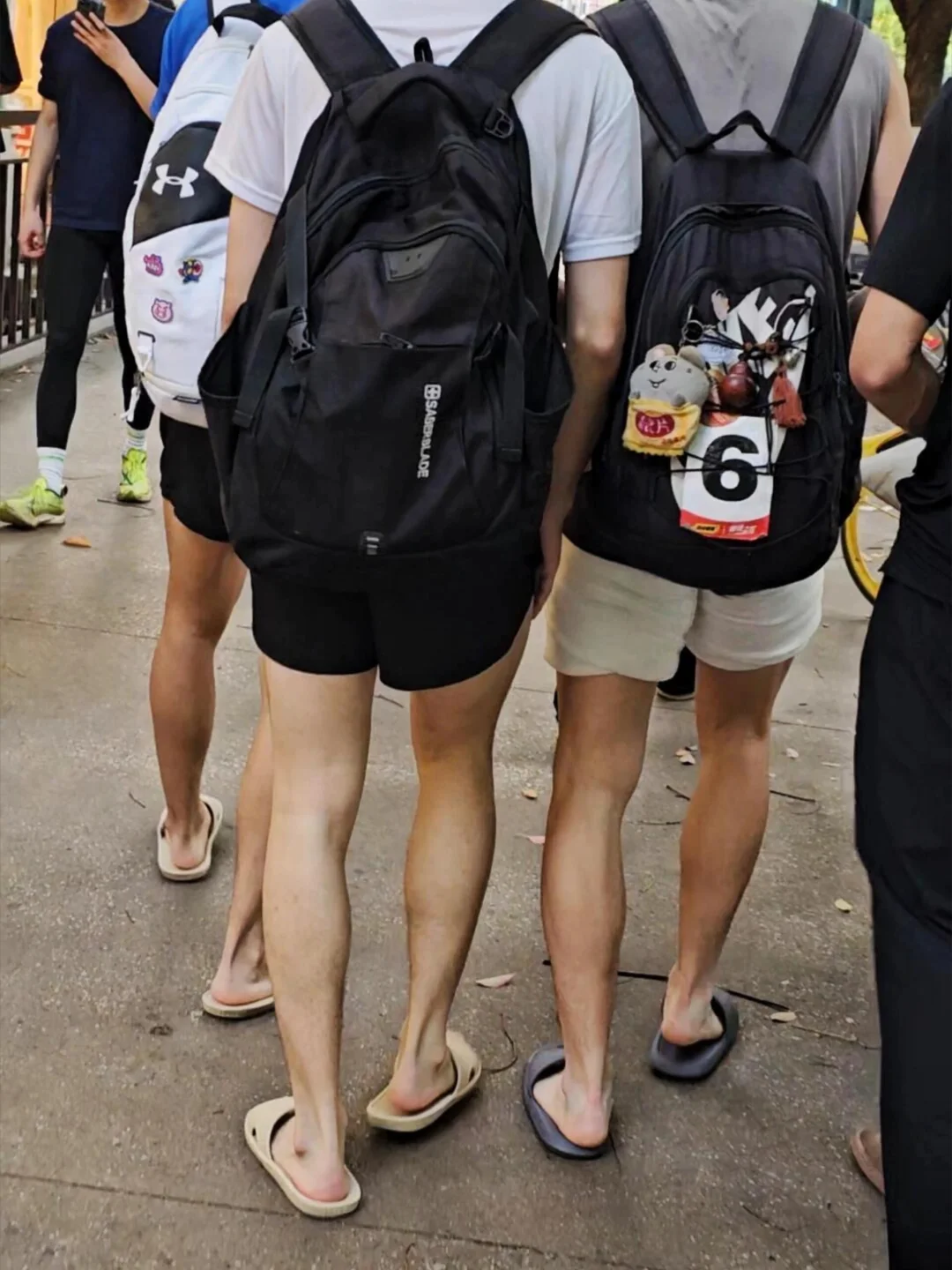 夏天真的是对我们这些爱穿拖鞋的.....