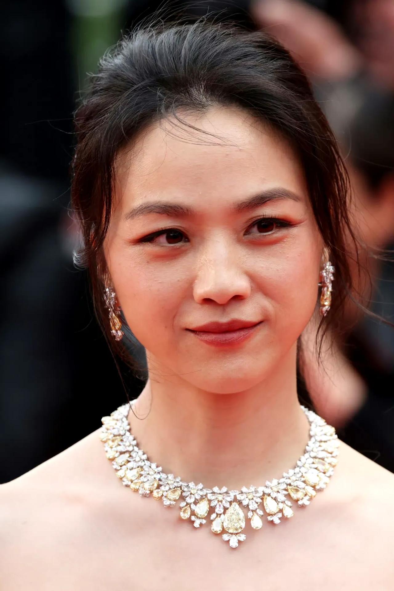 汤唯这个状态就挺真实的，法令纹眼纹颈纹都很明显，但挡不住她从内而散发出来的魅力。