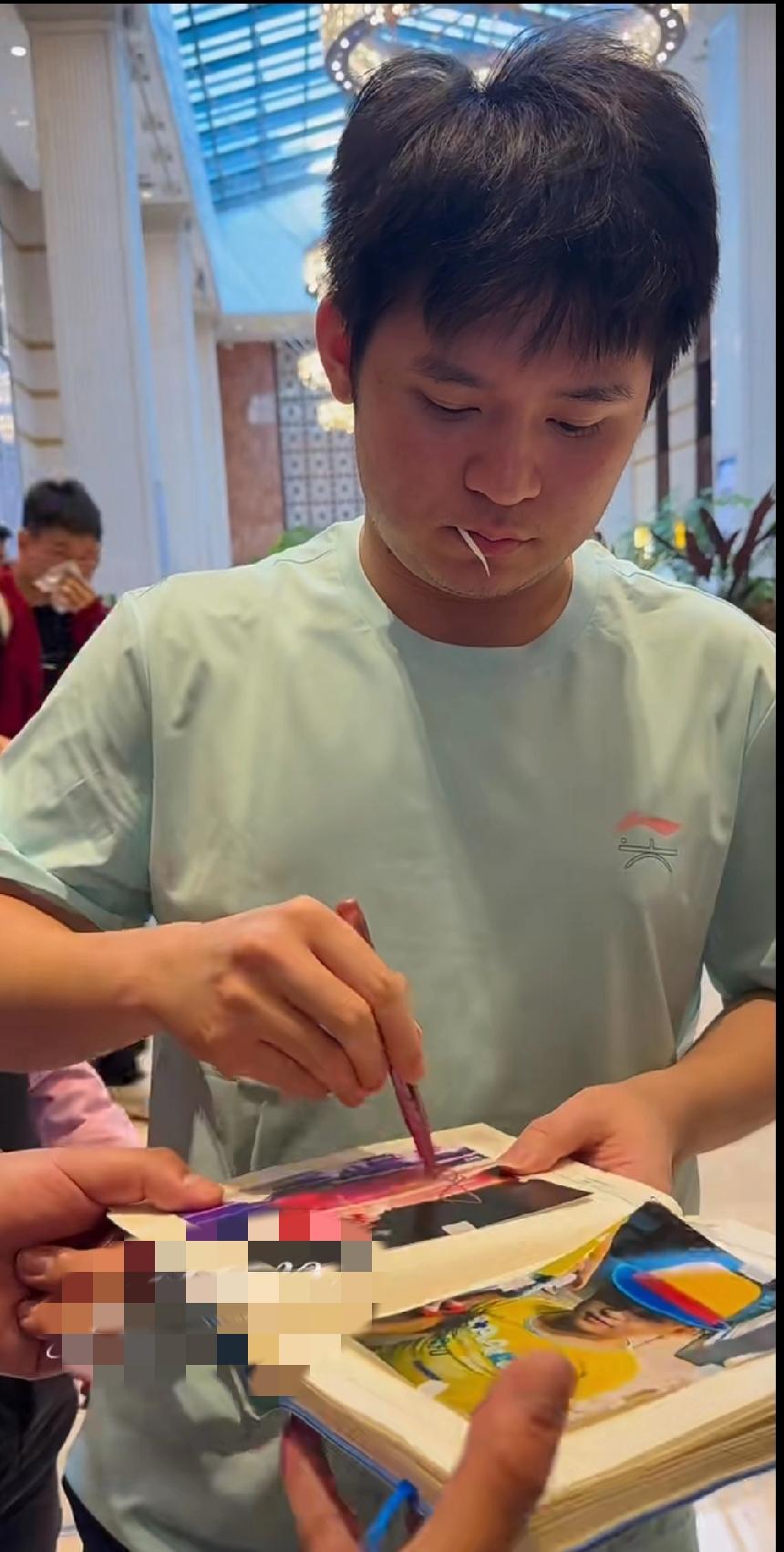 太原站今日开打！林诗栋叼牙签给粉丝签字，太接地气了！
 
太原的球迷有福了！20