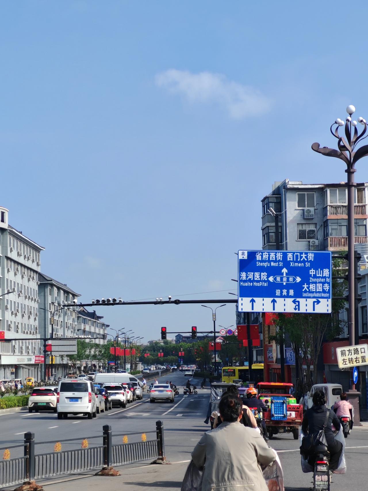 家国情怀，从来都不在遥不可及的地方，
它就藏在古城街头的烟火之中。
千年汴梁，岁