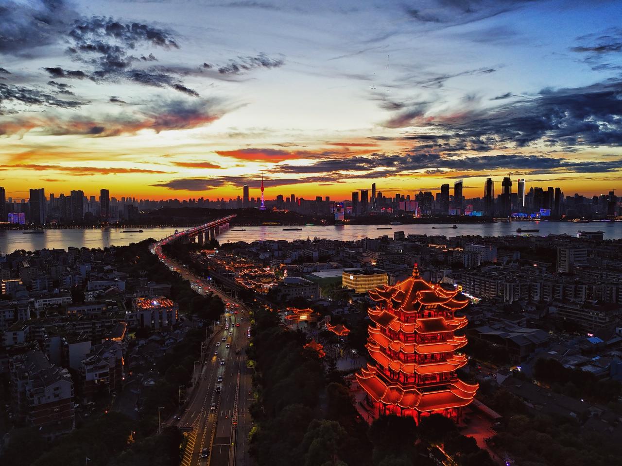 【武汉梅雨间隙现世纪晚霞】7月5日傍晚，连日阴雨的武汉迎来短暂停歇，绝美“世纪晚