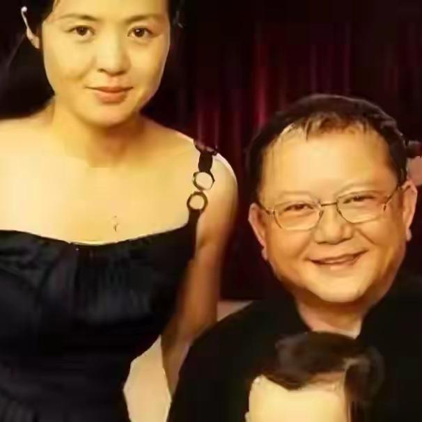 你能想象吗？78岁的王刚，本该安享晚年，却还在外奔波不停！他儒雅面孔下，感情经历