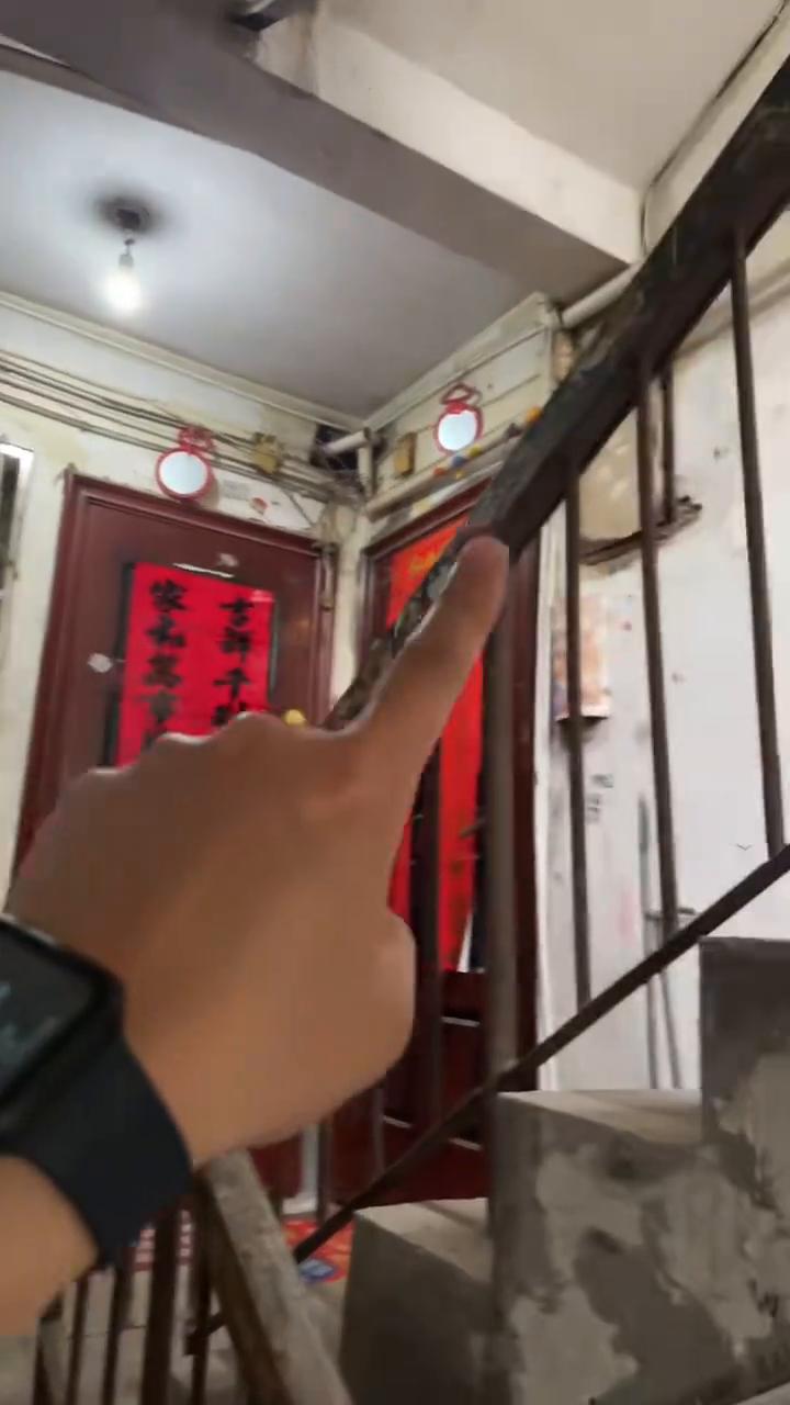 想问一下房子门口上面放镜子是代表什么意思？奇怪，放镜子。