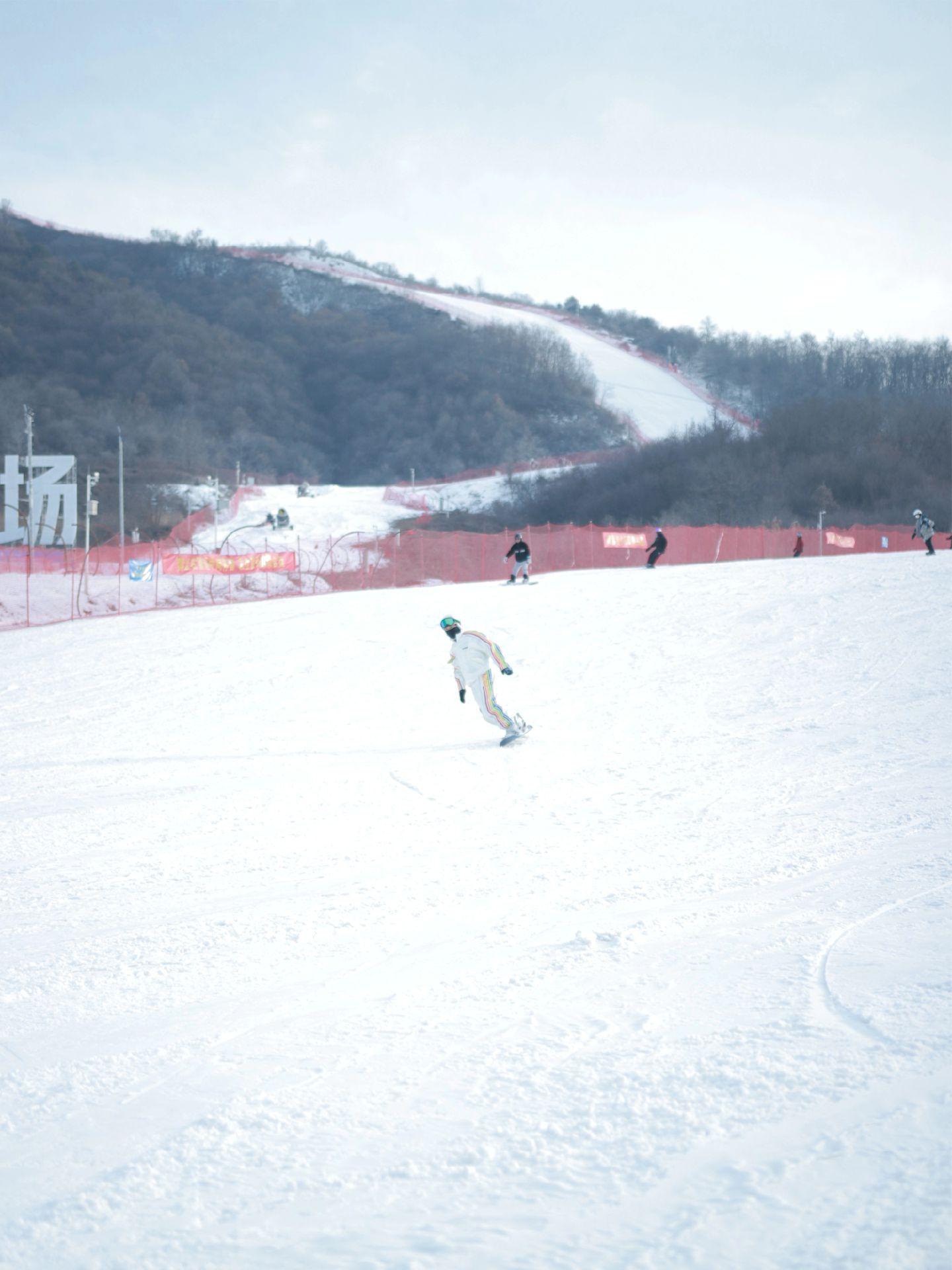 我宣布❗❗这是西安周边最好玩的滑雪场⛷️。雪场占地约达1000亩，有高...