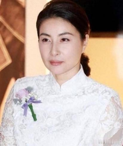 郭晶晶和她妈妈长得很像，都有一种幸福美满的气质，看起来非常旺夫 