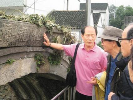 一群韩国老人跪在浙江湖州的古桥边嚎啕大哭，只因桥名和族谱上记载的一模一样——化龙