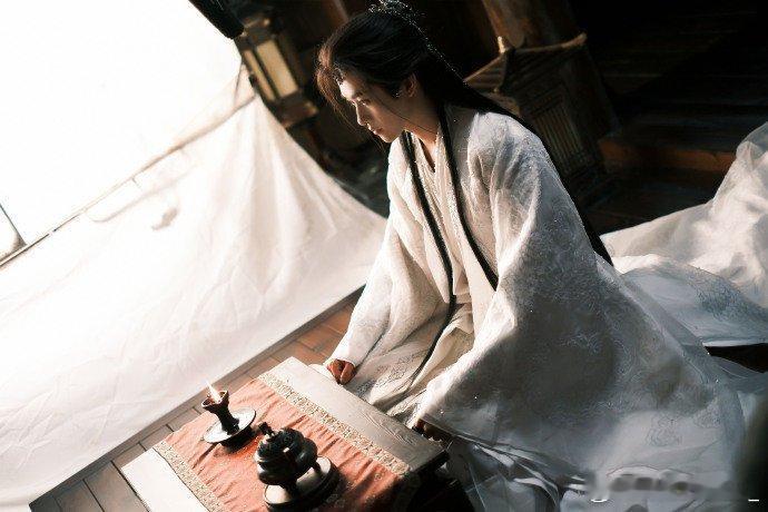 田嘉瑞身上的神性田嘉瑞留下了20多岁最神的转场田嘉瑞极致光影塑造惊艳转场，田嘉瑞