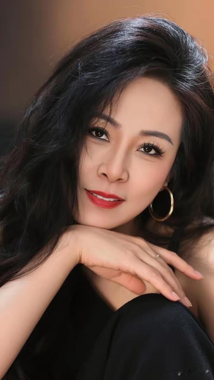 闺蜜关系、哥们关系，说白了就像身边潜藏的毒蛇，何时发起攻击取决于它的“胃口”。女