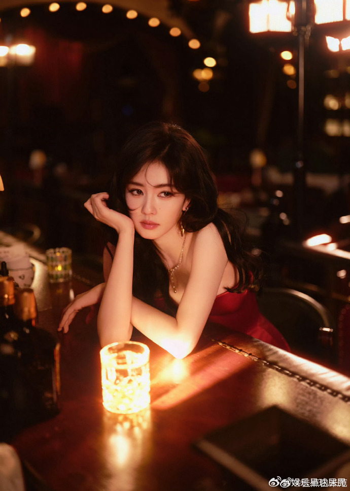 白鹿带着李佩仪参加微博之夜带着李佩仪参加微博之夜的白鹿 白鹿带着李佩仪亮相微博之