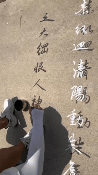 “终于火到央视了！”河南周口，一名男子田间提笔练就悬浮书法，草根热爱登上央视，传