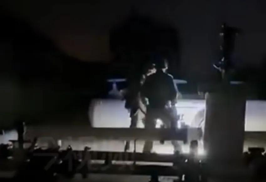 以色列能源部长卡茨一声令下，两名士兵趁着夜色关闭了通往加沙的输水管道！
这意味着