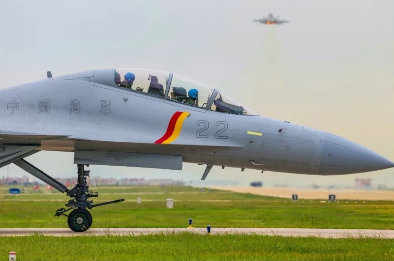 去年阅兵，一架歼-35刚起飞 