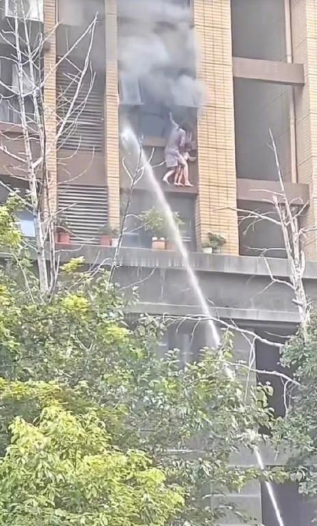 连云港火灾坠楼女童身亡 江苏连云港东方领秀小区7月27日发生火灾，一段视频显示一