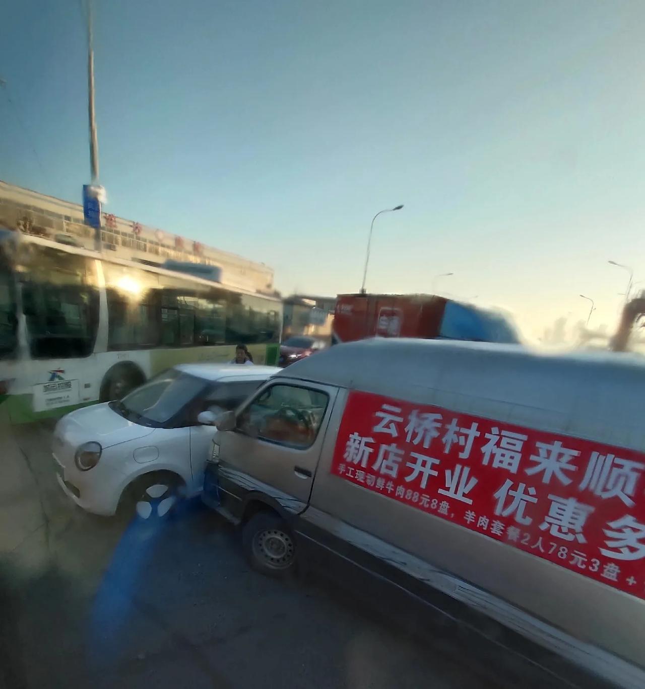 今天早上七点左右，即墨区桃源河二路店子山一路路口发生交通事故！一辆面包车和一辆小