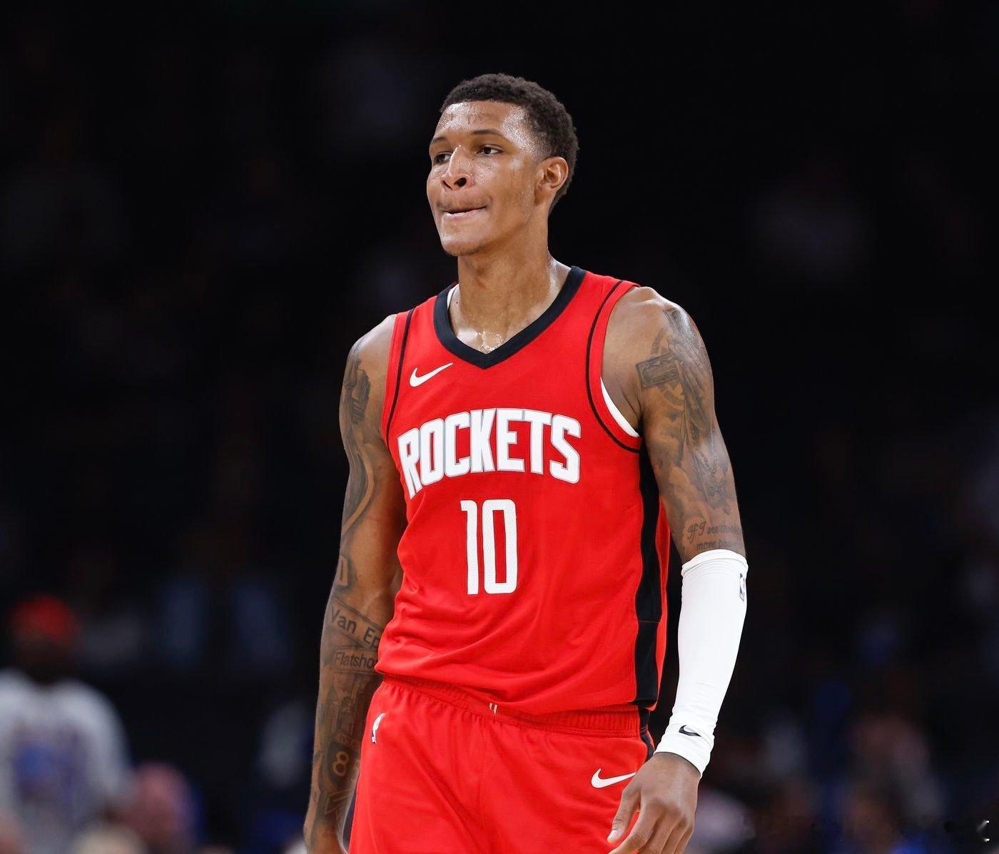 小贾近25场场均16.2 分6.7 篮板0.9 抢断 | 1.1 盖帽62.7%