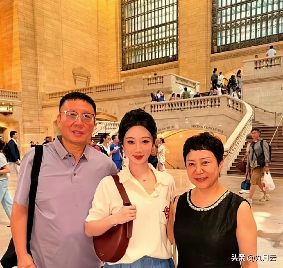 其实成年的子女还能其乐融融的和父母一起出游，这说明什么，说明子女孝顺善良，父母开