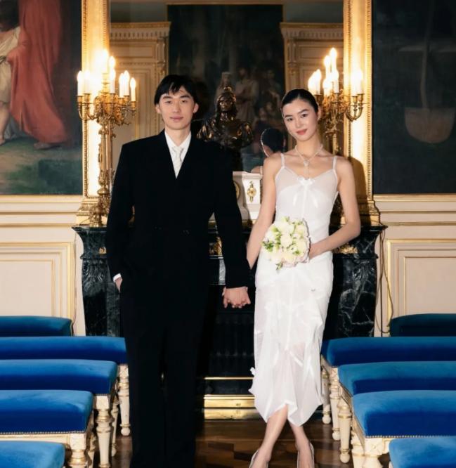 左边是林子濠，林依轮长子，1999年生，身高194厘米。右边是陈瑜，1998年生