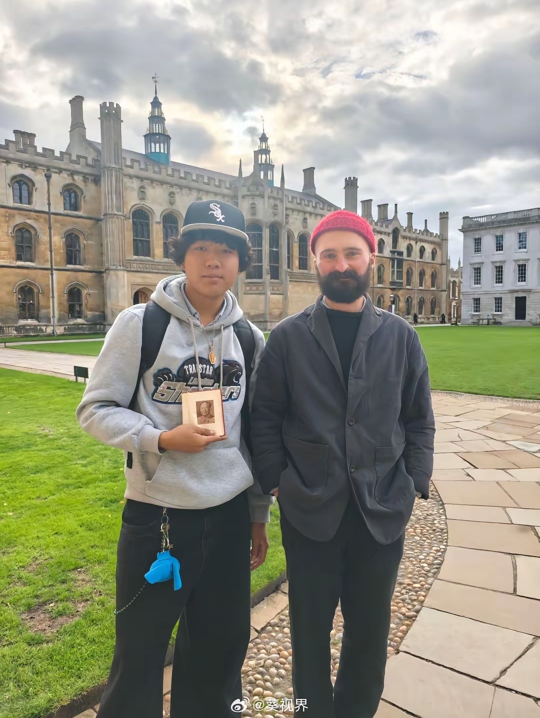 刷到一张图片。剑桥大学内，这位教授对身边的中国青年说，他知道中国的年轻人开始流行