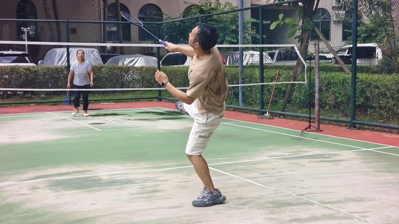 今天我和小胖老两口，打败了毛驴小强小两口。我俩专门打毛驴，毛驴发球我就一记重杀。