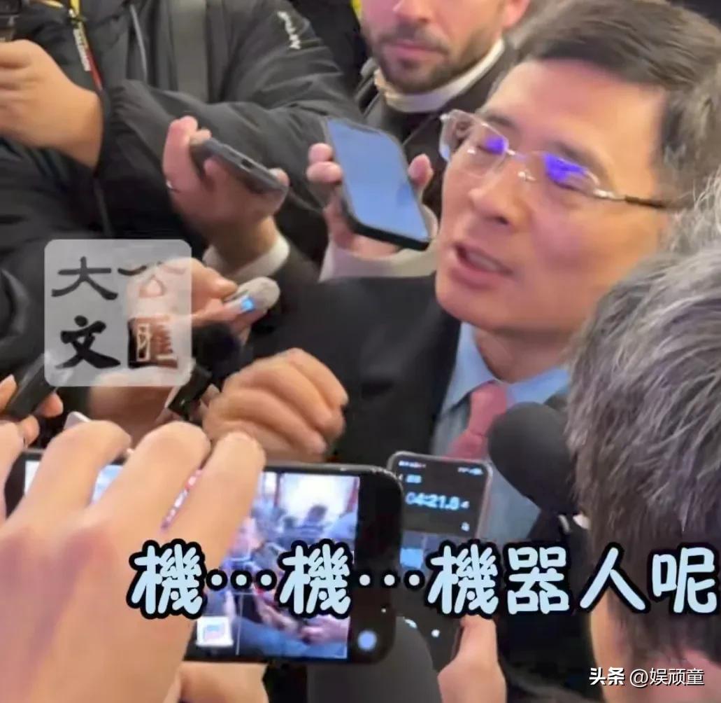 出道一年时间，周云杰的人气只增不减啊！
周云杰现身两会，被记者团团围住，问题也是