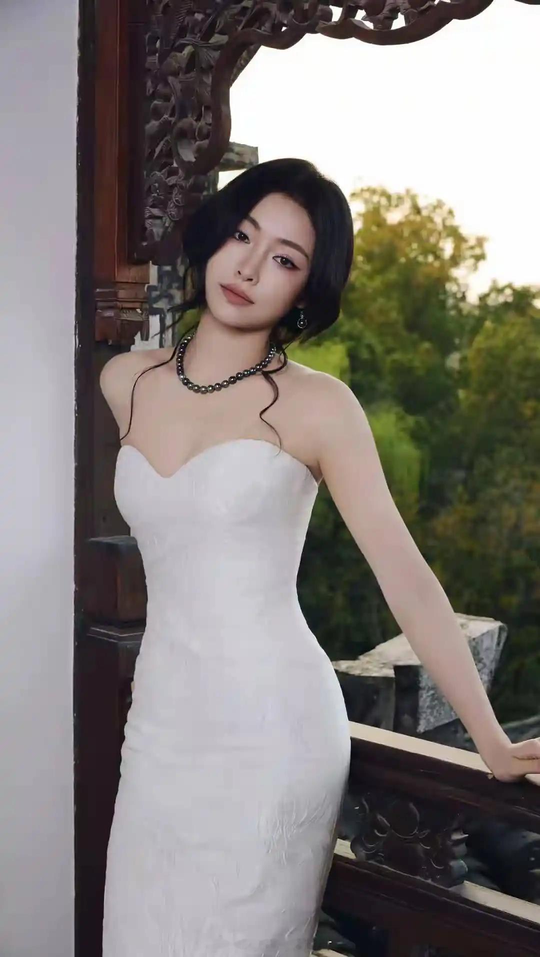 许佳琪展现迷人魅力，性感造型令人心动 ​​​