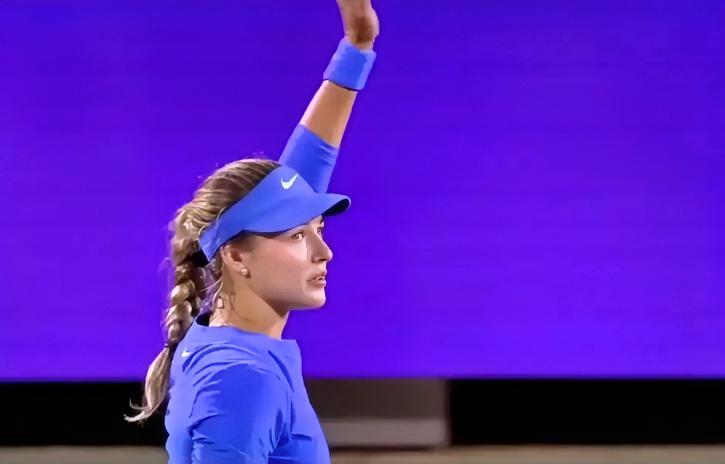 卡琳斯卡娅：西西帕斯，我6-4、6-2赢你前任了……
巴多萨：辛纳呀，我4-6、