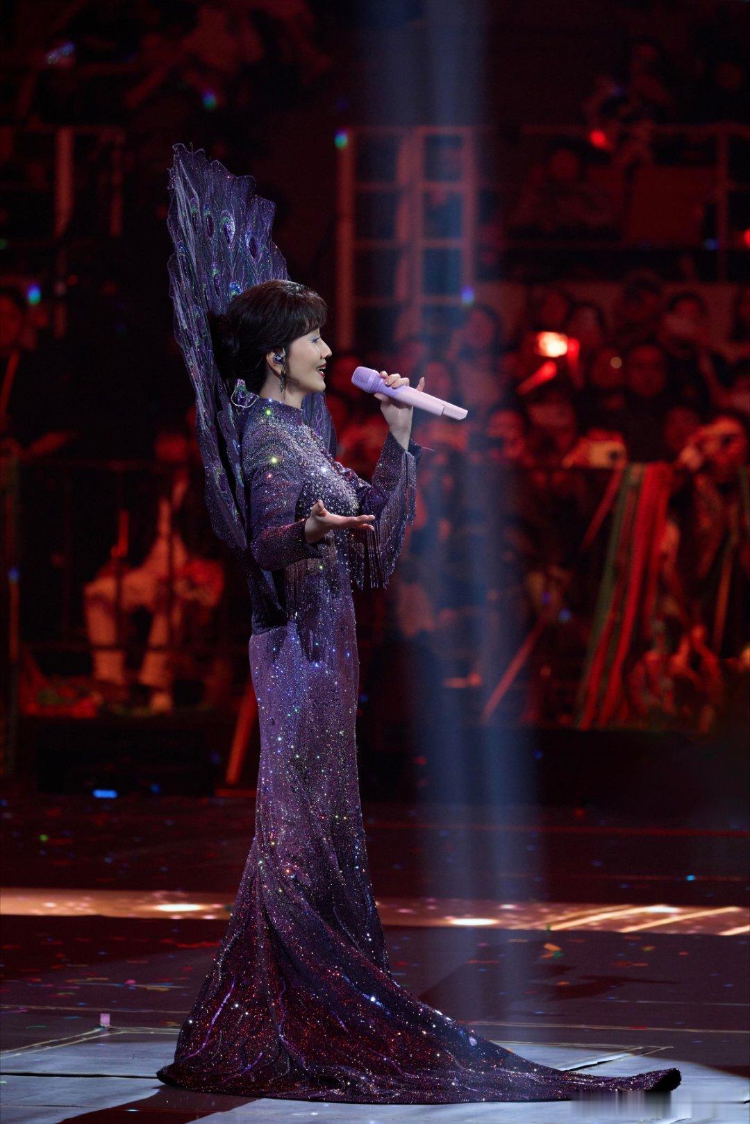 赵雅芝回忆舞台身穿六礼高定孔雀裙蓝紫渐变闪片+巨型孔雀扇，真孔雀女王！🦚 