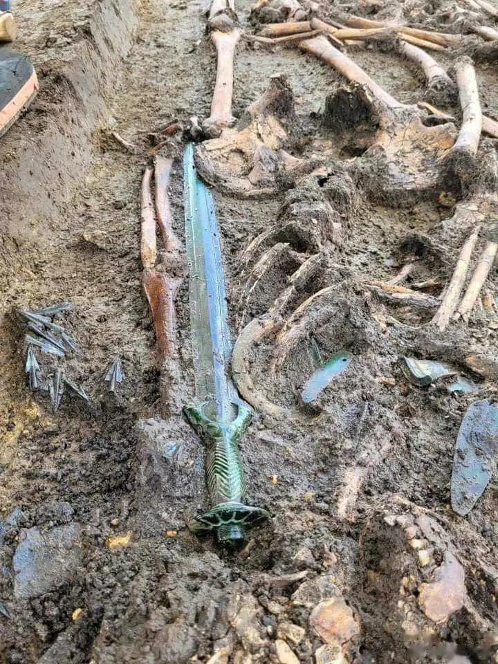 在德国发现青铜时代距今三千多年前的剑，保存完好。 ​​​怎么感觉不是东周和西周时