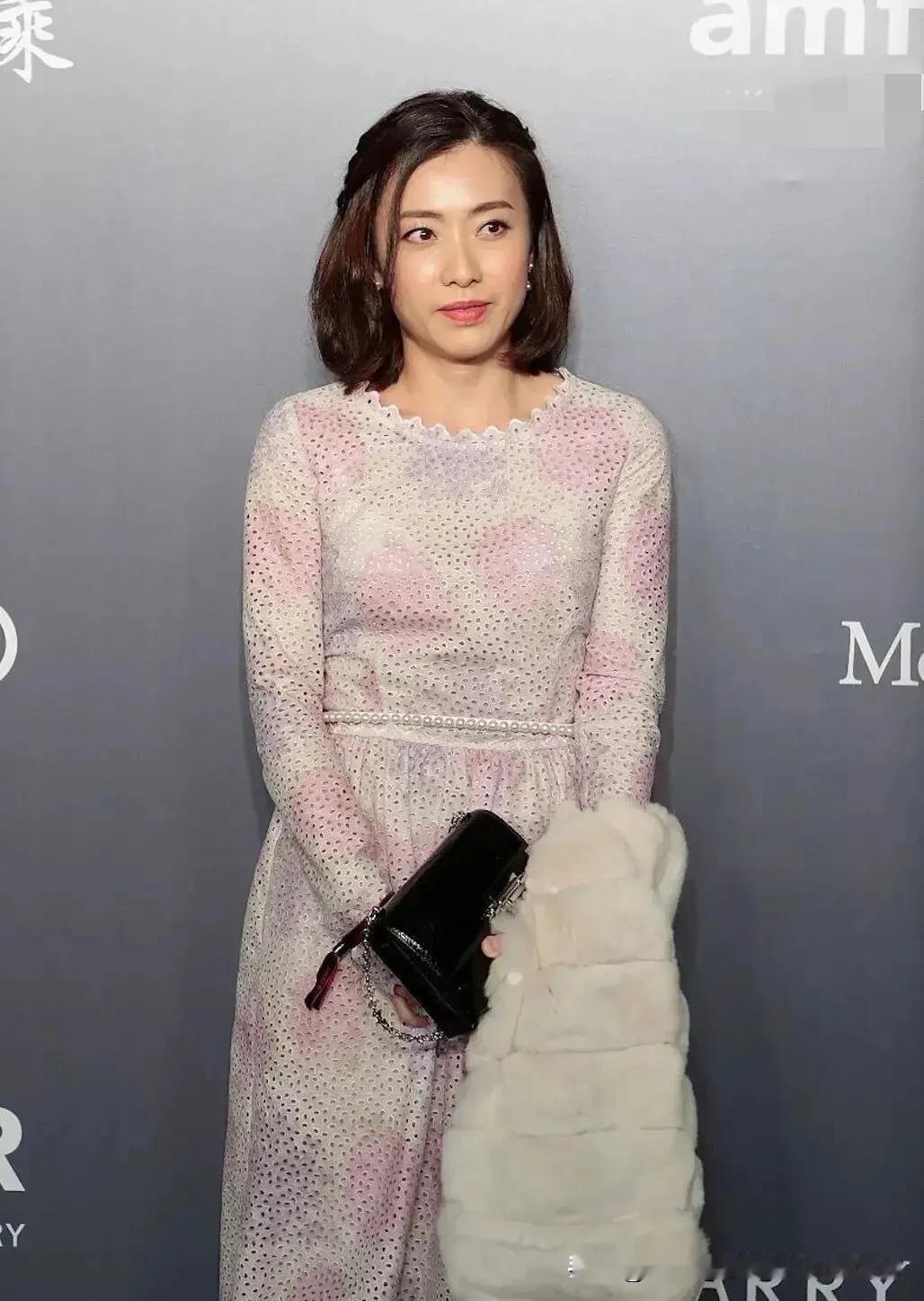 说一个甘比的特点吧！
从不热衷于跟同龄女生厮混打闹，年轻时候就是如此。很多时候，