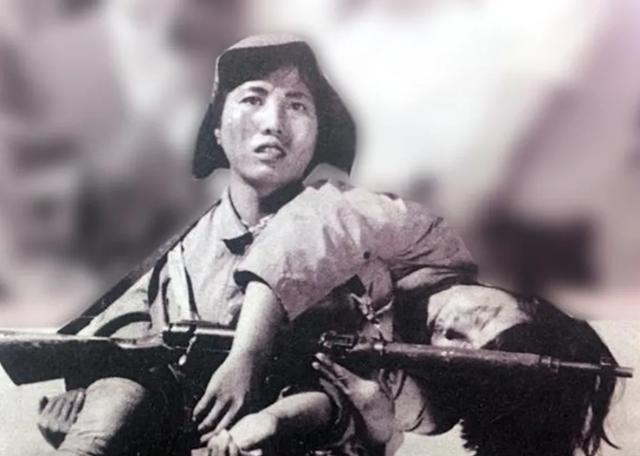 1931年，胡秀芝看着奄奄一息的丈夫，泪流满面。一个鬼子闯了进来，抱起她就往外面