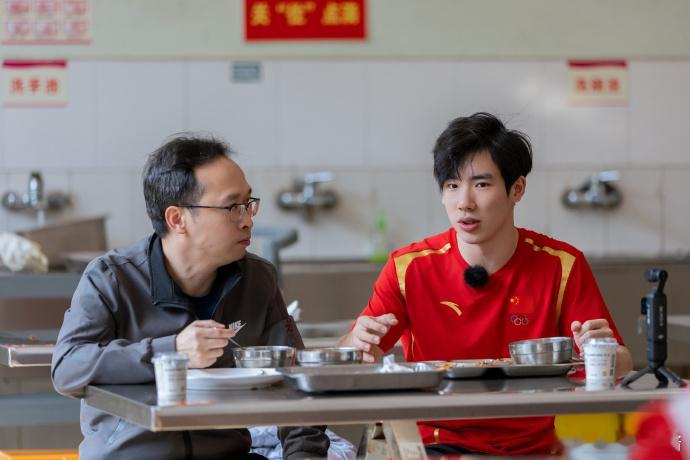 张博恒实现外婆心愿 小时候，外婆是张博恒心中美好世界的讲述者；长大后，他成为外婆