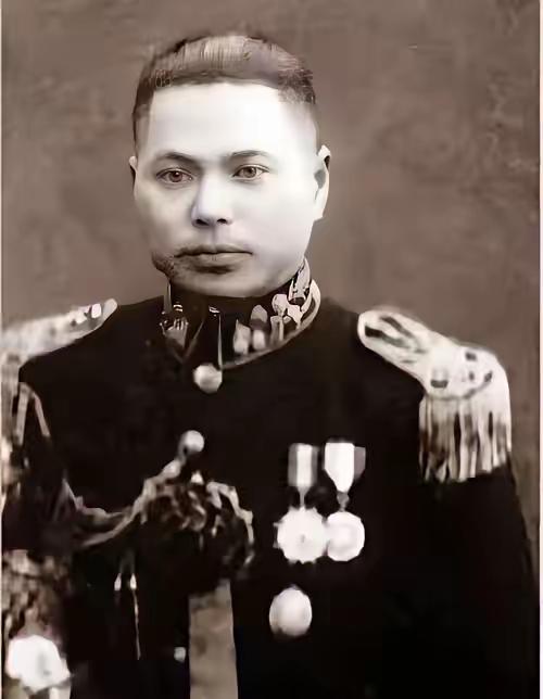 解放前我党一特工将被处决，房东送断头饭时悄声道：这饭要仔细吃
 
特工陈默被关押