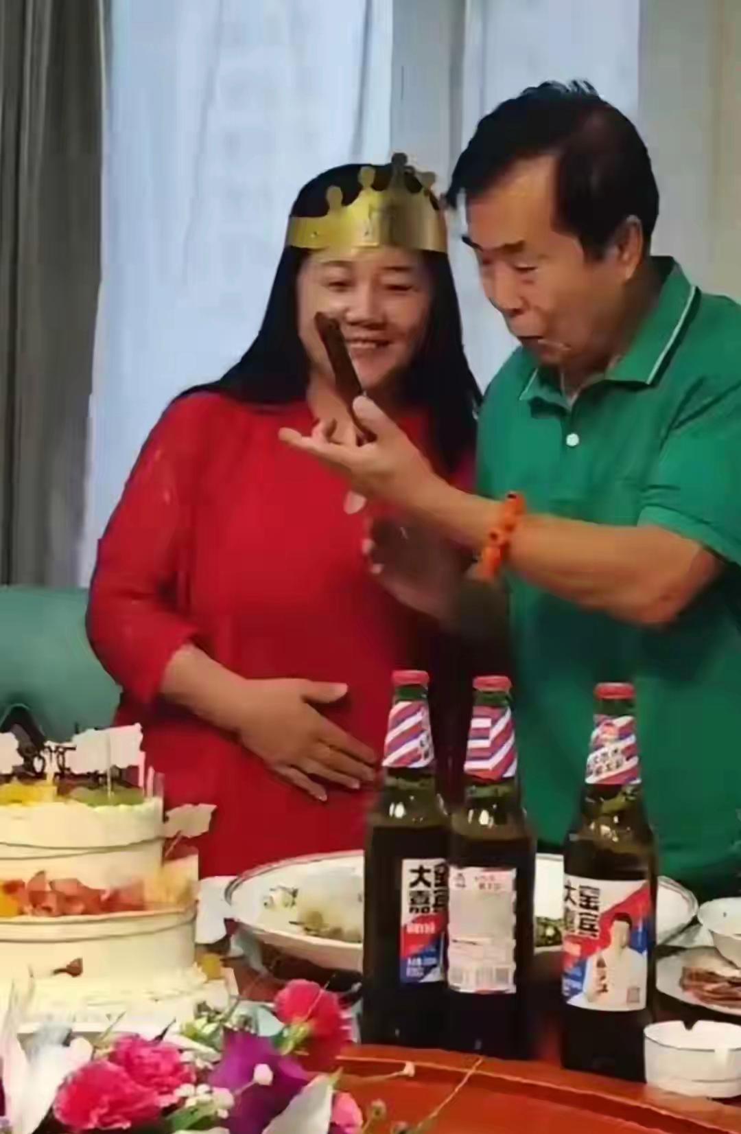 80岁的何庆魁这是真“折腾”不动了吗？
恰恰相反，老爷子不仅二婚娶了贤惠媳妇，现