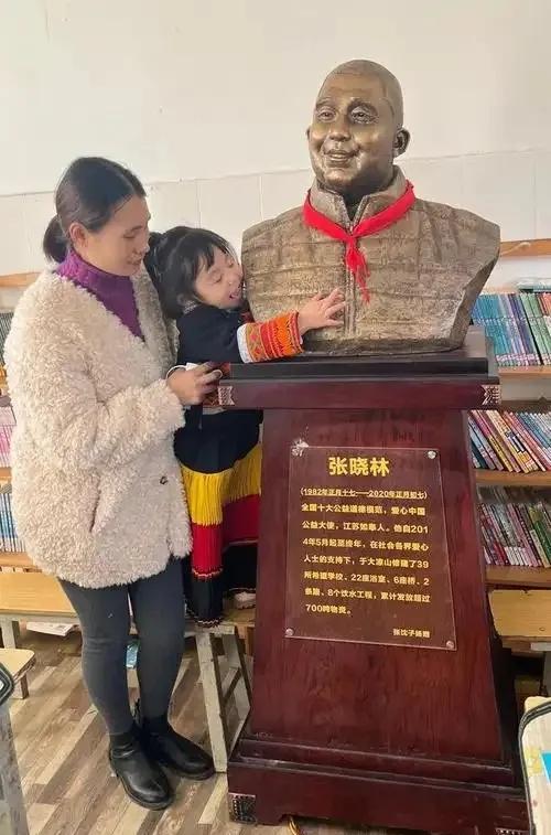 3岁女孩大凉山抱石像喊爸爸，真相全网破防，平凡英雄的坚守太戳心
 
2021年，