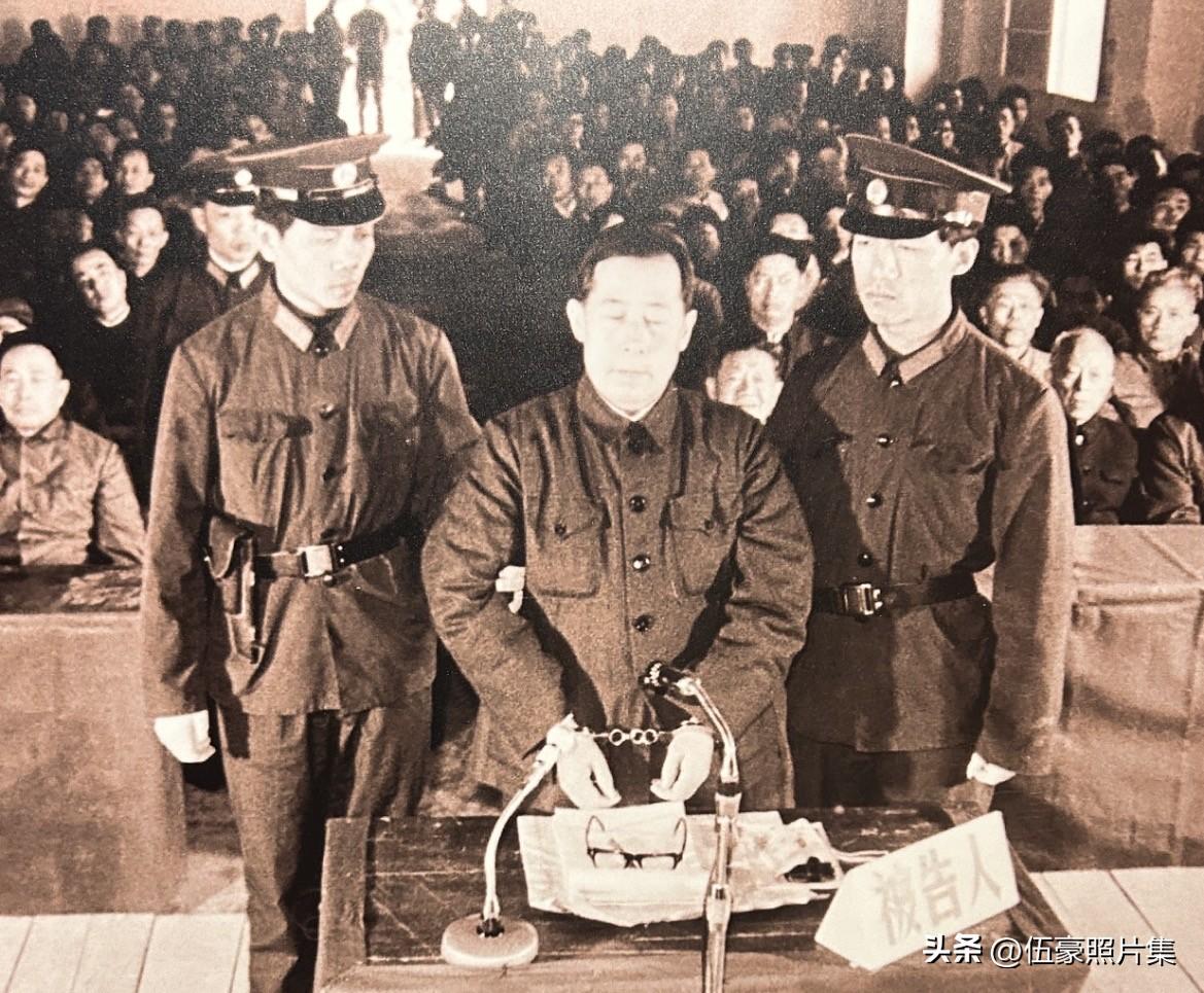 1983年1月17日 在广东省汕头市人民广场举行的公审大会现场，王仲是改革开放后