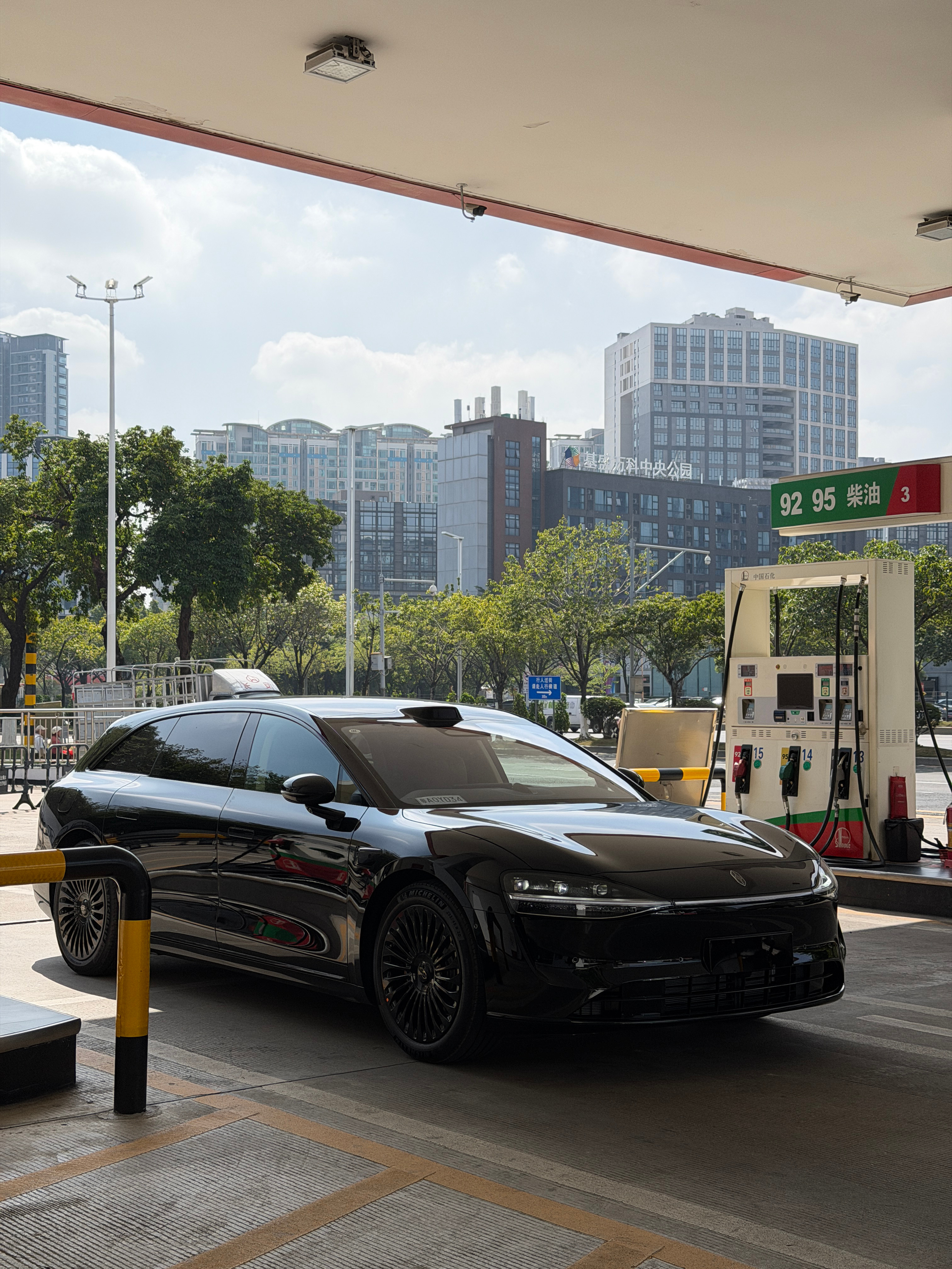 给S9T加第一箱油，95加满安排上！十一月连续出差回来，第一次下楼溜旺仔给车里放