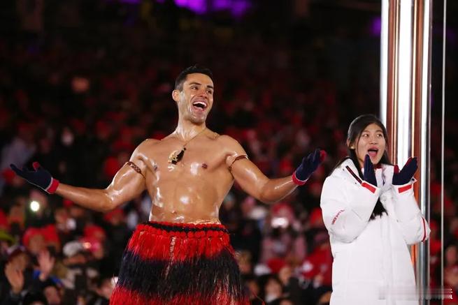 油光水滑的汤加肌肉小哥重返奥运开幕式 这次他将担任更重要角色还记得那位赤裸上身的