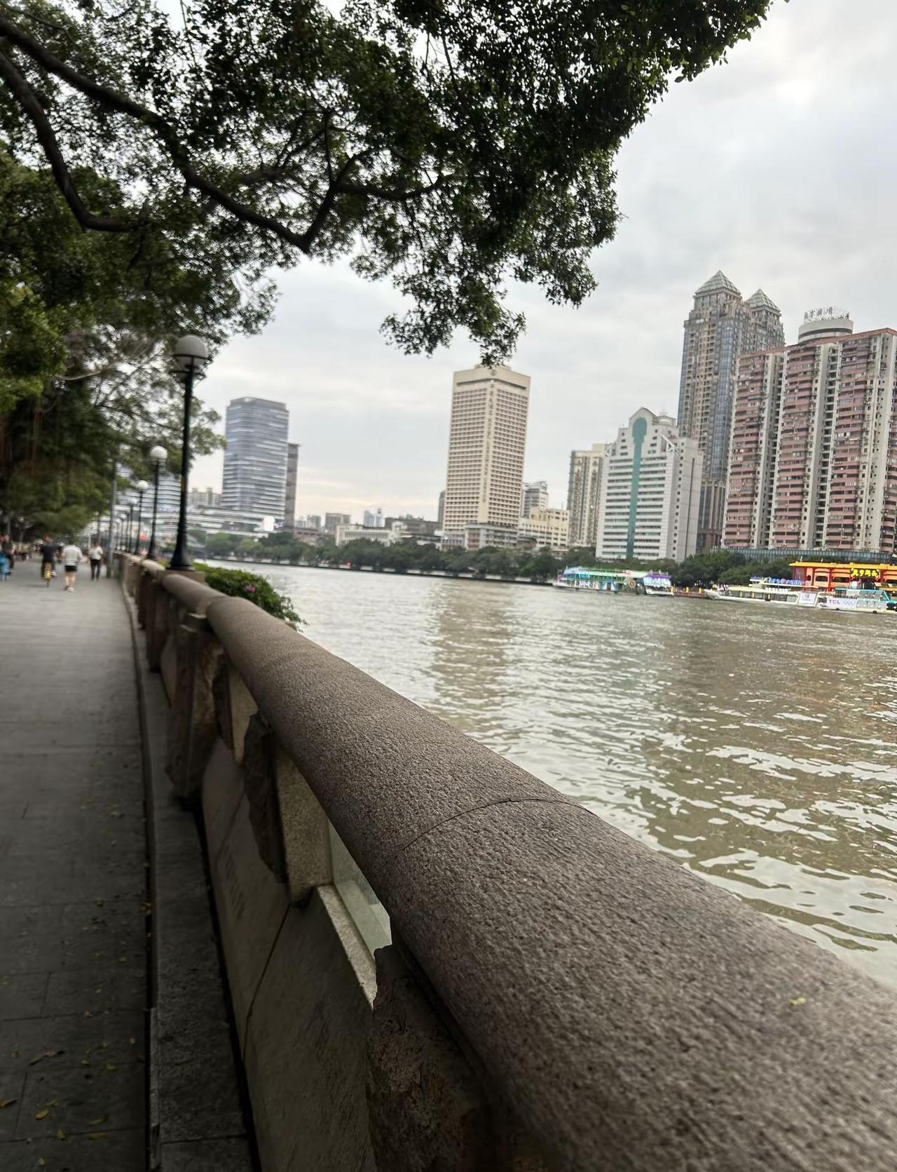 傍晚的两岸