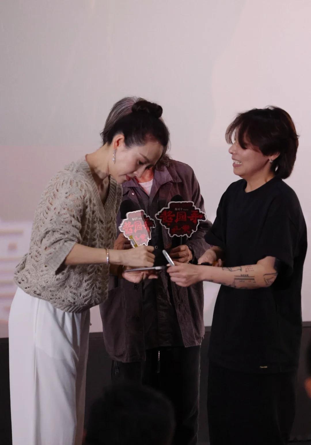 章子怡被粉丝感动落泪 家人们，路演现场粉丝真情告白“你演的宫二教会我坚守自我”，