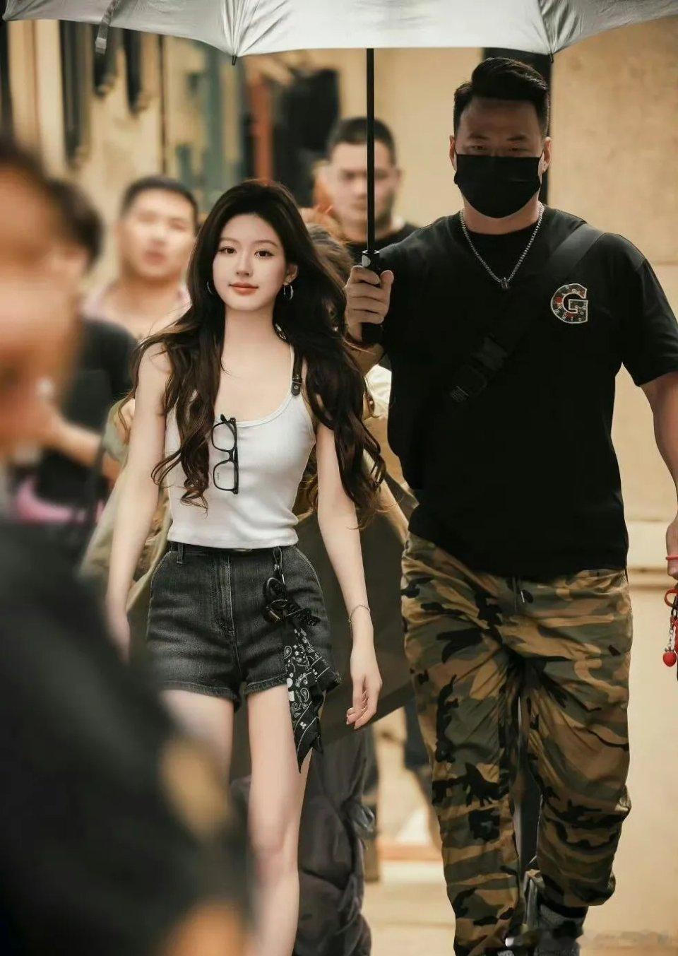 你们发现没有？赵露思肯定是被高人指点过。她这场27岁生日音乐会最厉害的不是排场，