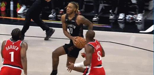 得亏有挑战！不然哈登被冤死！
在今天NBA常规赛快船对阵篮网的第三节比赛中，哈登