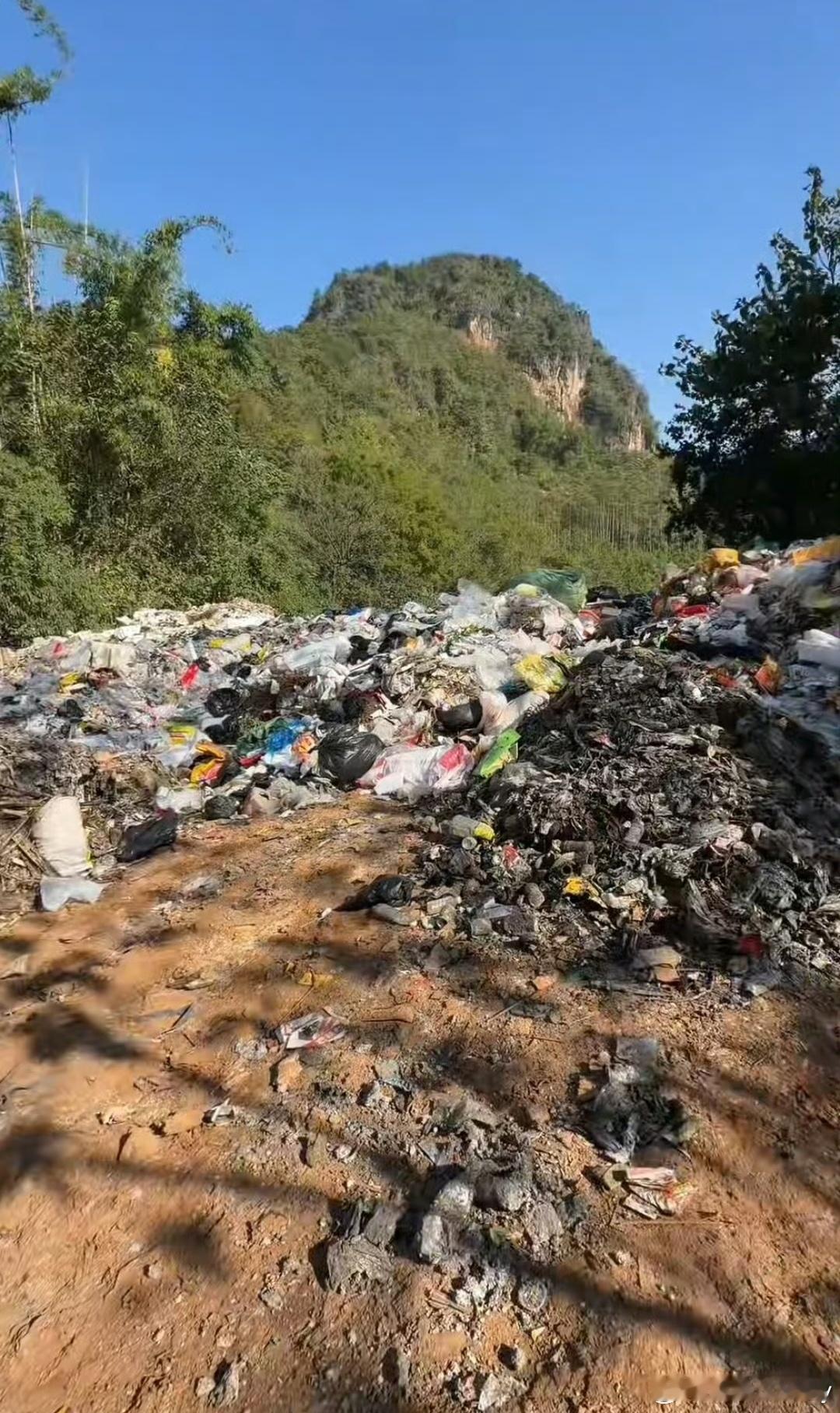 央视调查云南山谷现5000吨垃圾堆央视调查曝光云南普洱市澜沧县竹塘乡一处山谷被非